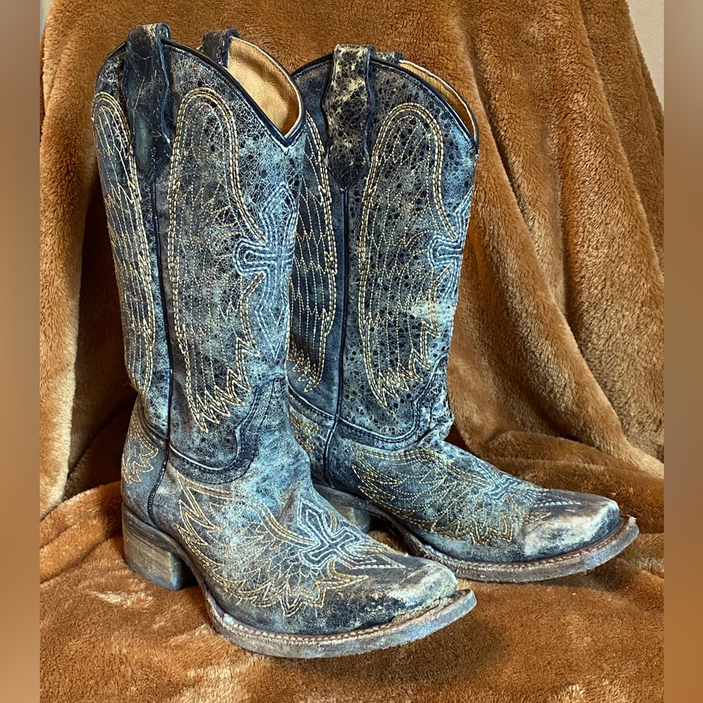 Girls Corral square toe distressed leather cross & wings boots in size 2.5